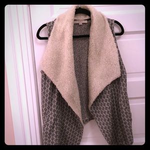 Sweater vest with fur on inside and pockets